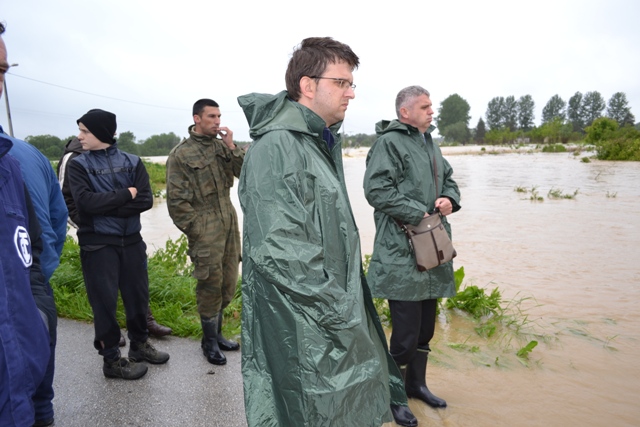 2014-05-16-Celnici_Vlade_obisli_poplavljena_podrucja2