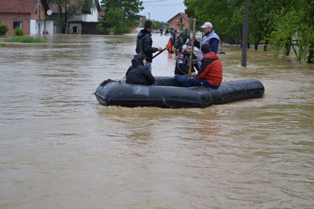 2014-05-16-Celnici_Vlade_obisli_poplavljena_podrucja3