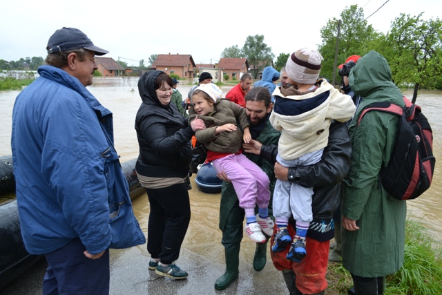 2014-05-16-Celnici_Vlade_obisli_poplavljena_podrucja4