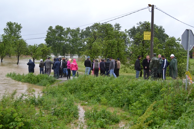 2014-05-16-Celnici_Vlade_obisli_poplavljena_podrucja7