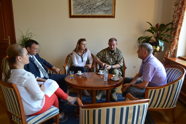 2015-08-14-Britanski_vojni_atase_posjetio_Brcko-1