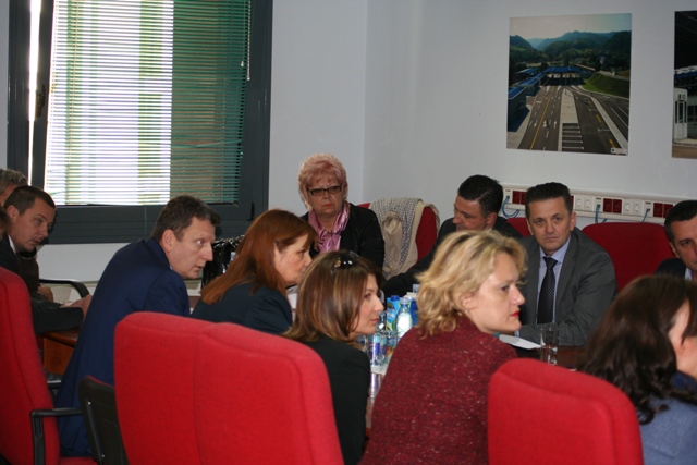 2016-10-17-Potpisan_memorandum_saradnja_institucija_o_protoku_roba-1